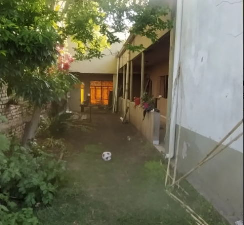 Venta lote con casa y departamento a reciclar/demoler, cerca al Parque Saavedra. La Plata.