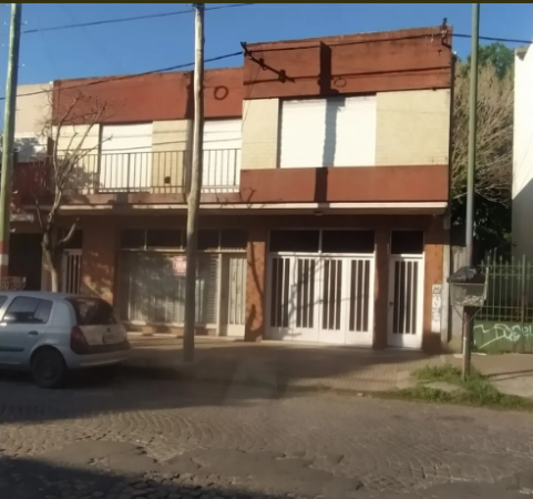 Venta lote con casa y departamento a reciclar/demoler, cerca al Parque Saavedra. La Plata.