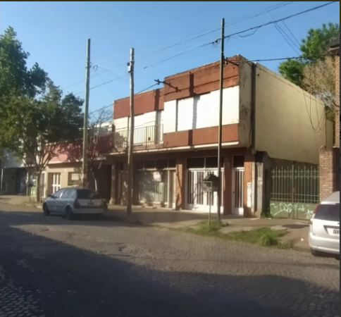 Venta lote con casa y departamento a reciclar/demoler, cerca al Parque Saavedra. La Plata.