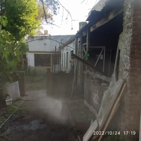 Venta lote con casa y departamento a reciclar/demoler, cerca al Parque Saavedra. La Plata.