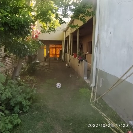 Venta lote con casa y departamento a reciclar/demoler, cerca al Parque Saavedra. La Plata.