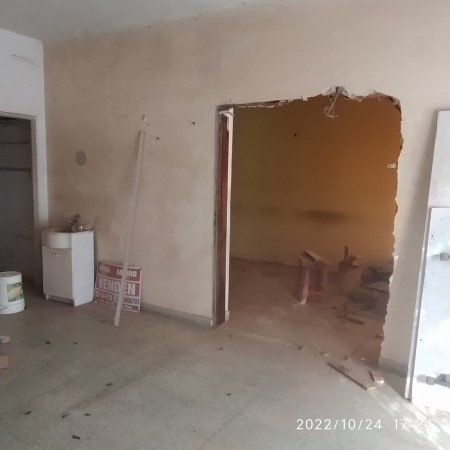 Venta lote con casa y departamento a reciclar/demoler, cerca al Parque Saavedra. La Plata.