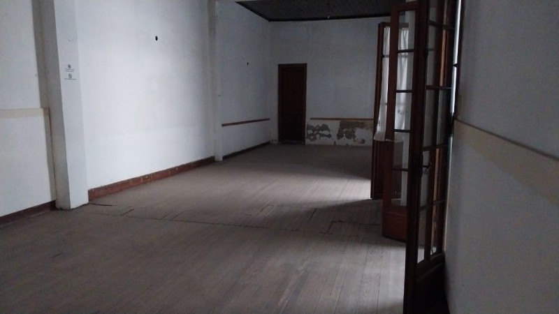 VENTA de local a reciclar con salones para eventos