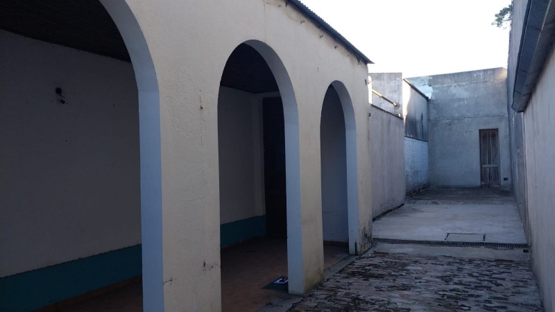 VENTA de local a reciclar con salones para eventos