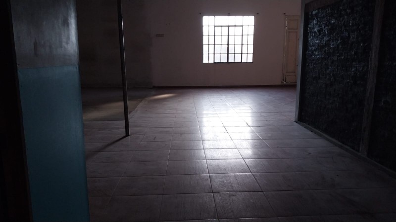 VENTA de local a reciclar con salones para eventos