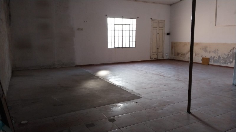 VENTA de local a reciclar con salones para eventos