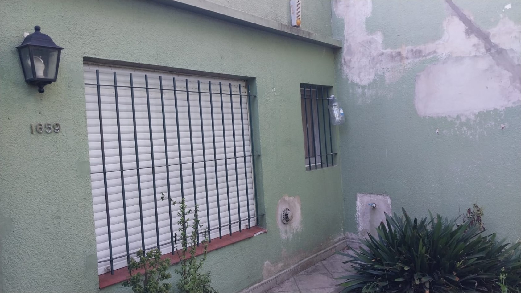 VENTA de hermosa casa ubicada en la periferia del casco urbano de La Plata.