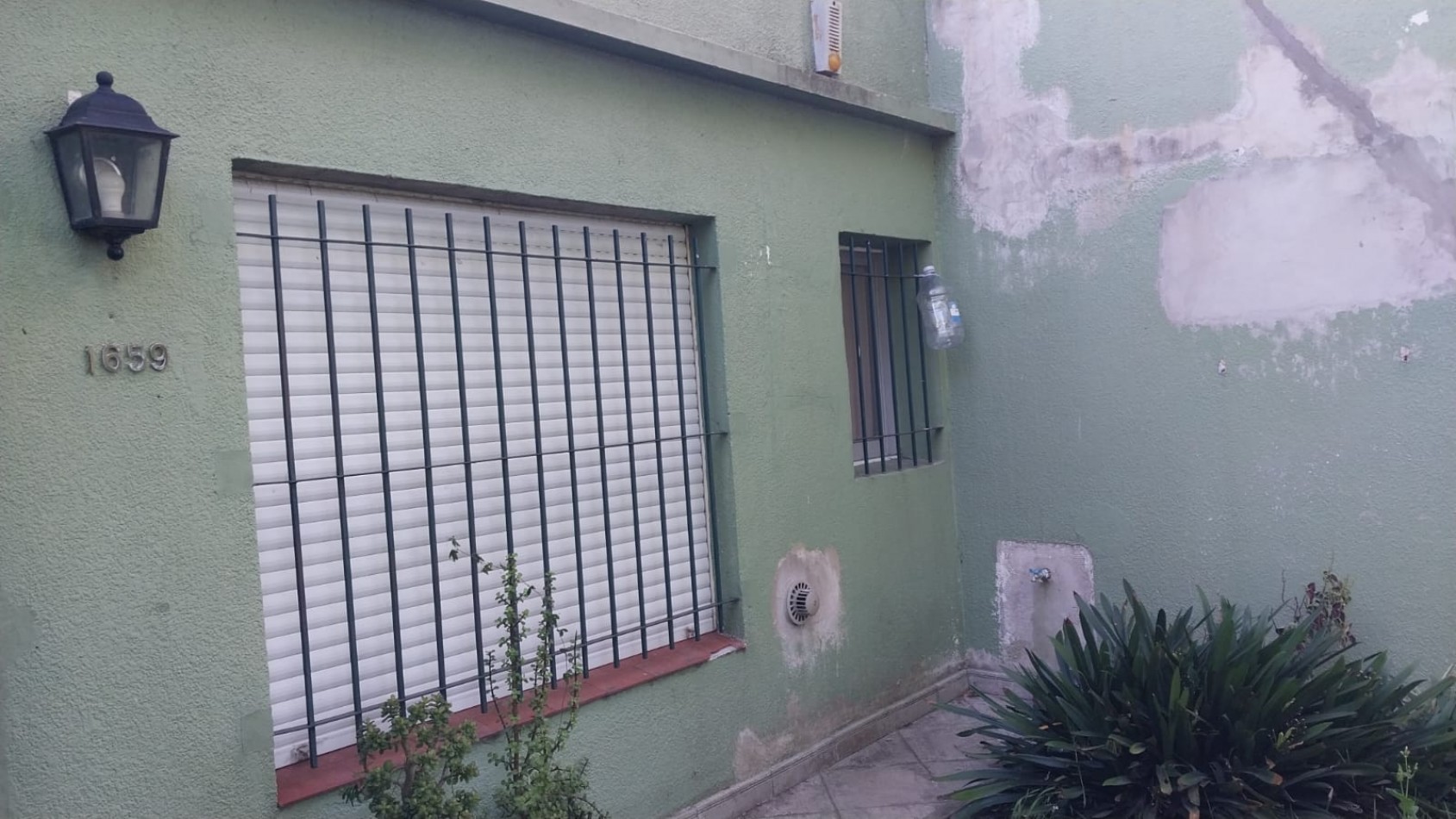 VENTA de hermosa casa ubicada en la periferia del casco urbano de La Plata. 