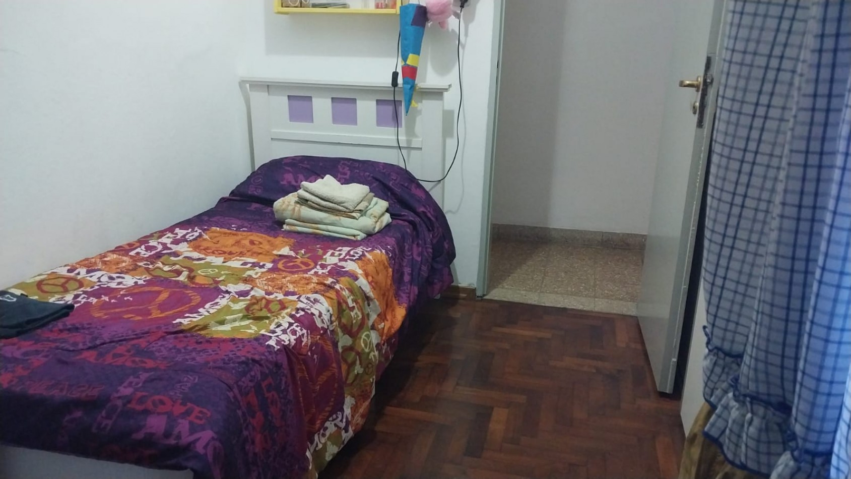 VENTA de hermosa casa ubicada en la periferia del casco urbano de La Plata.