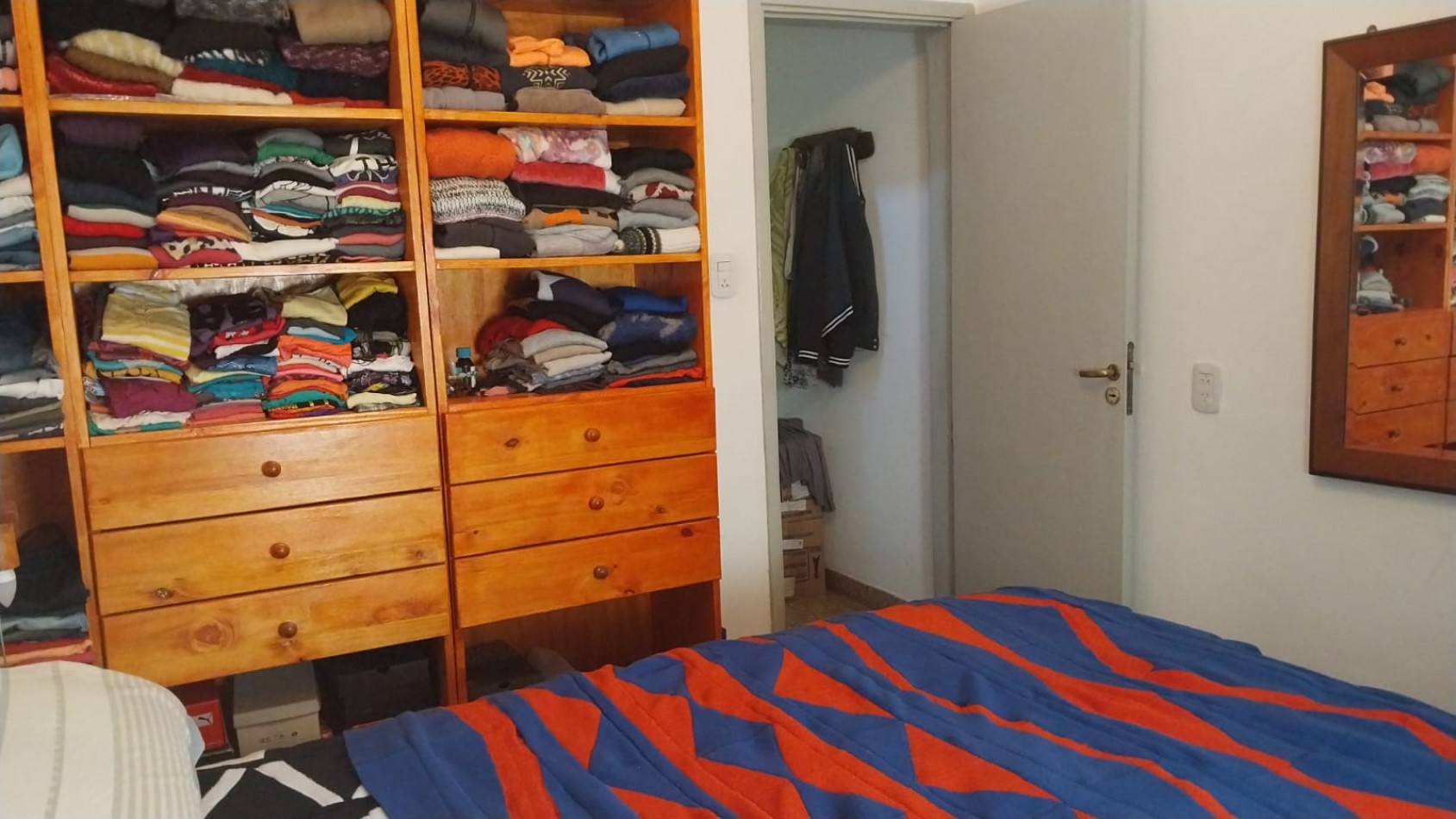 VENTA de hermosa casa ubicada en la periferia del casco urbano de La Plata.