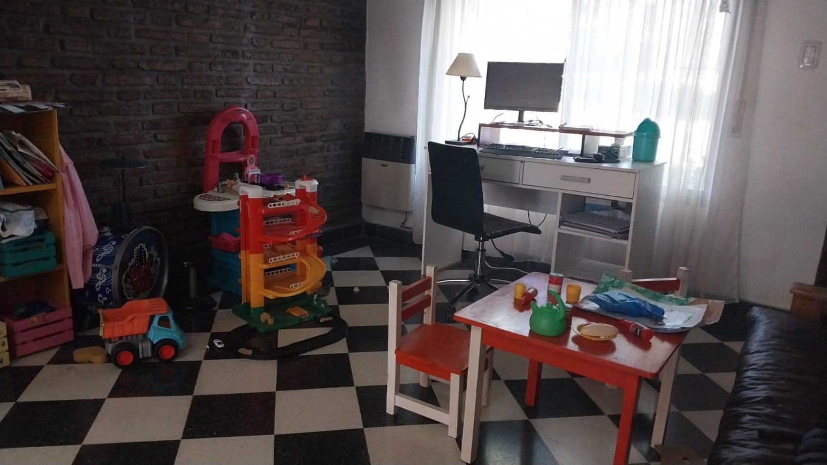 VENTA de hermosa casa ubicada en la periferia del casco urbano de La Plata.