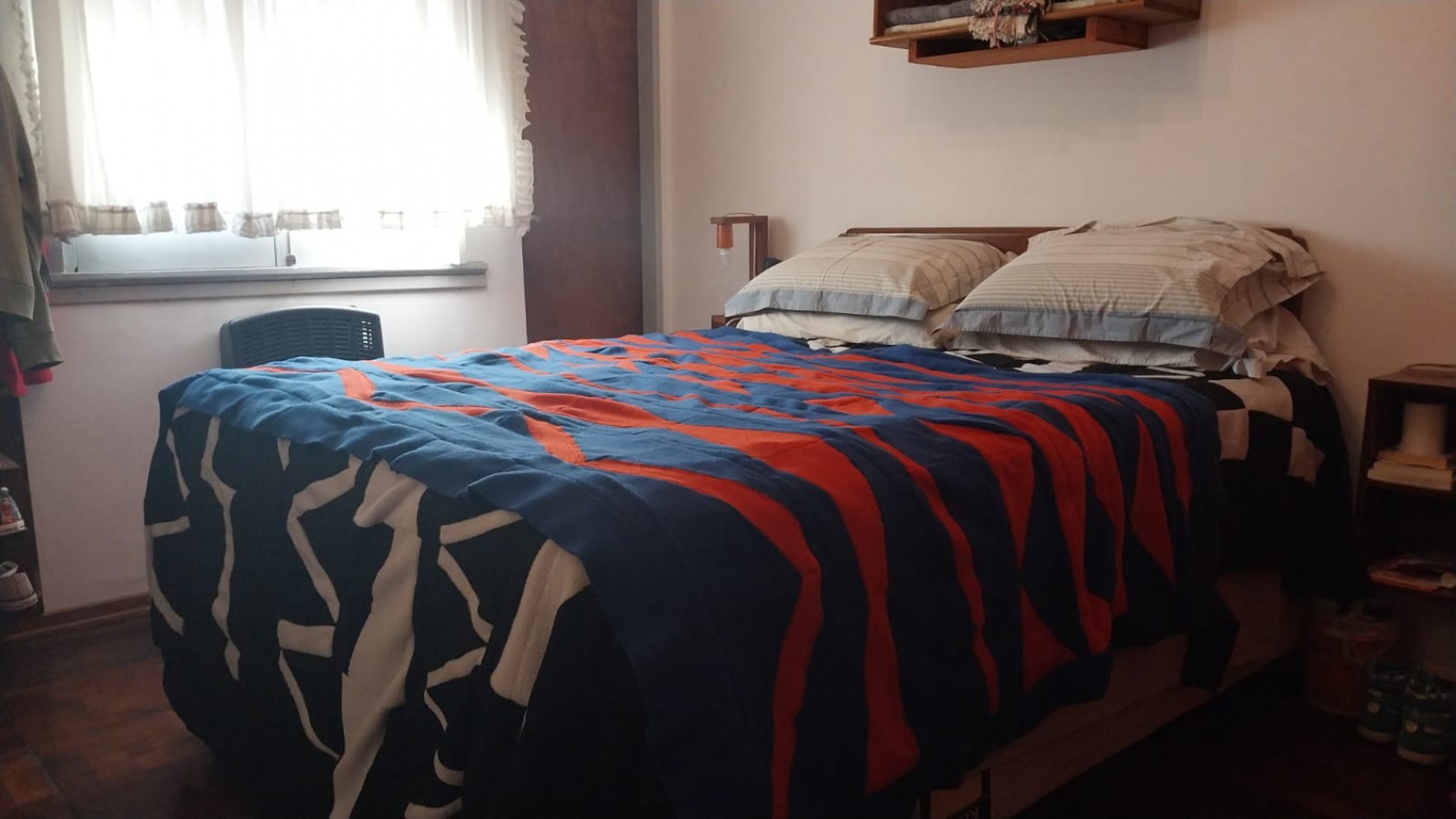 VENTA de hermosa casa ubicada en la periferia del casco urbano de La Plata.