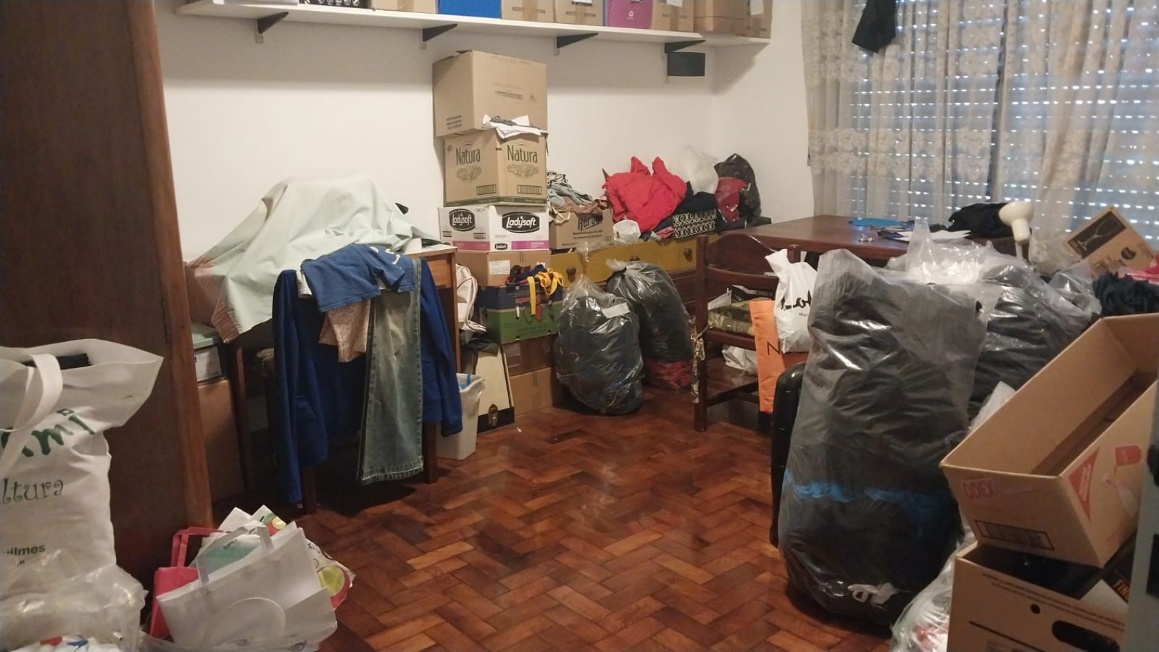 VENTA de hermosa casa ubicada en la periferia del casco urbano de La Plata.
