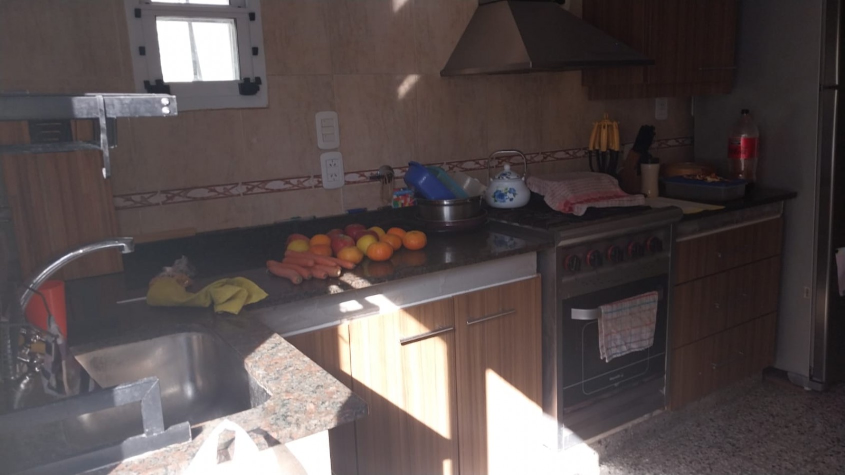 VENTA de hermosa casa ubicada en la periferia del casco urbano de La Plata.
