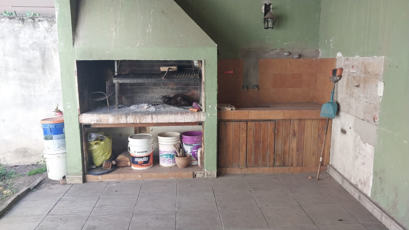 VENTA de hermosa casa ubicada en la periferia del casco urbano de La Plata.