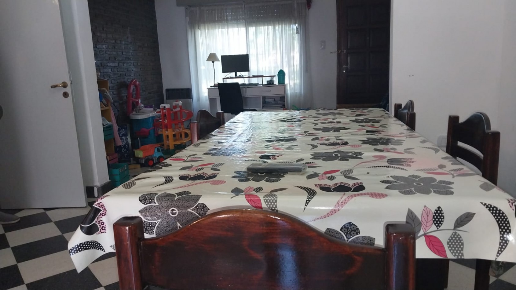 VENTA de hermosa casa ubicada en la periferia del casco urbano de La Plata. 