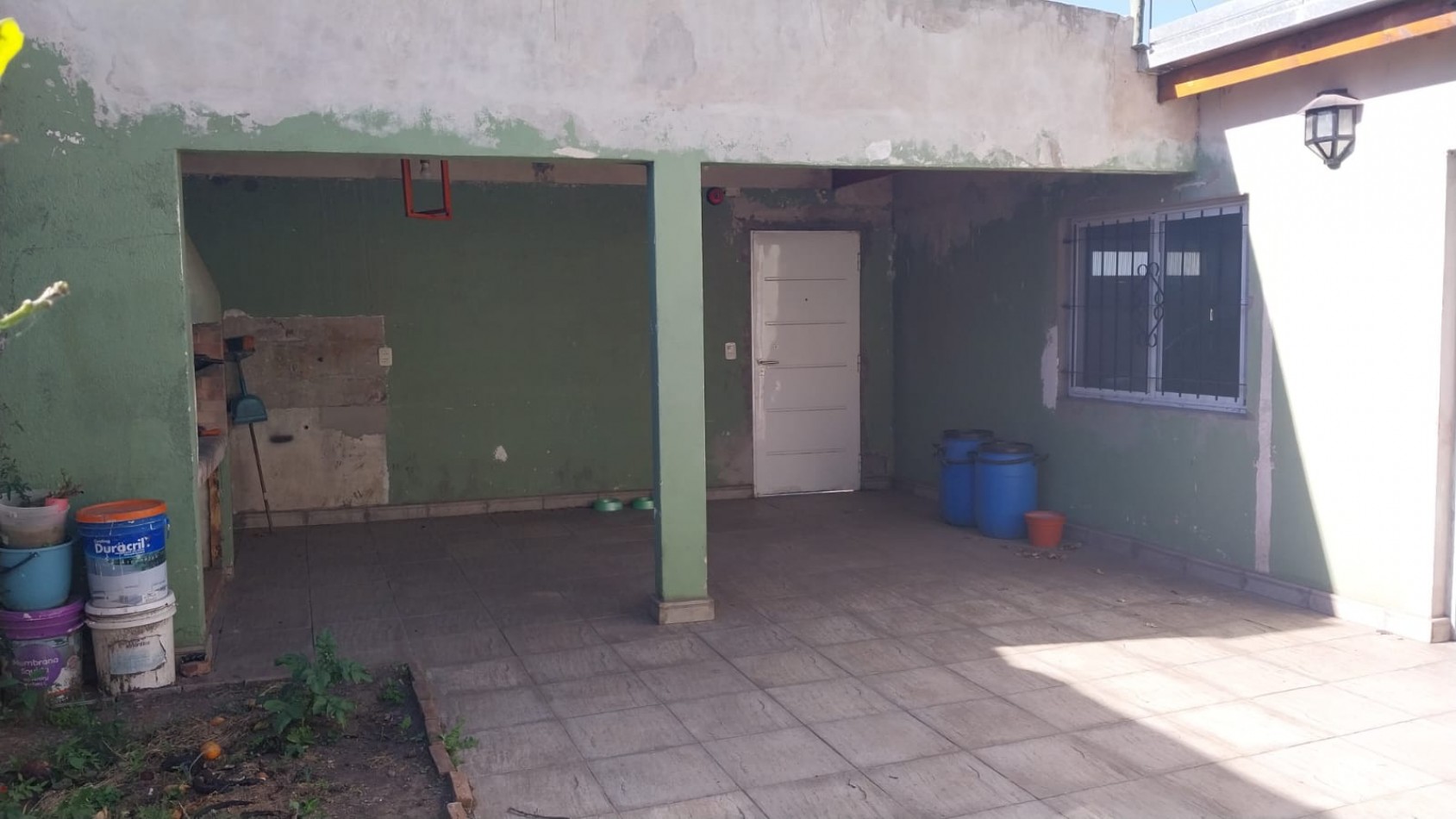 VENTA de hermosa casa ubicada en la periferia del casco urbano de La Plata.