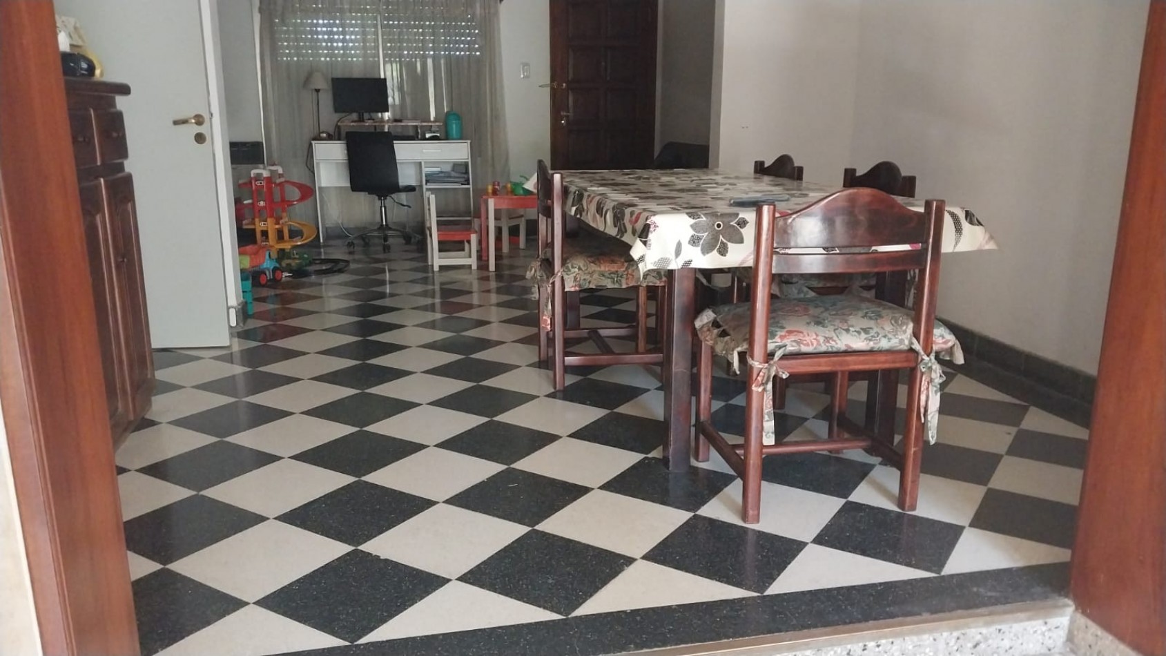 VENTA de hermosa casa ubicada en la periferia del casco urbano de La Plata.