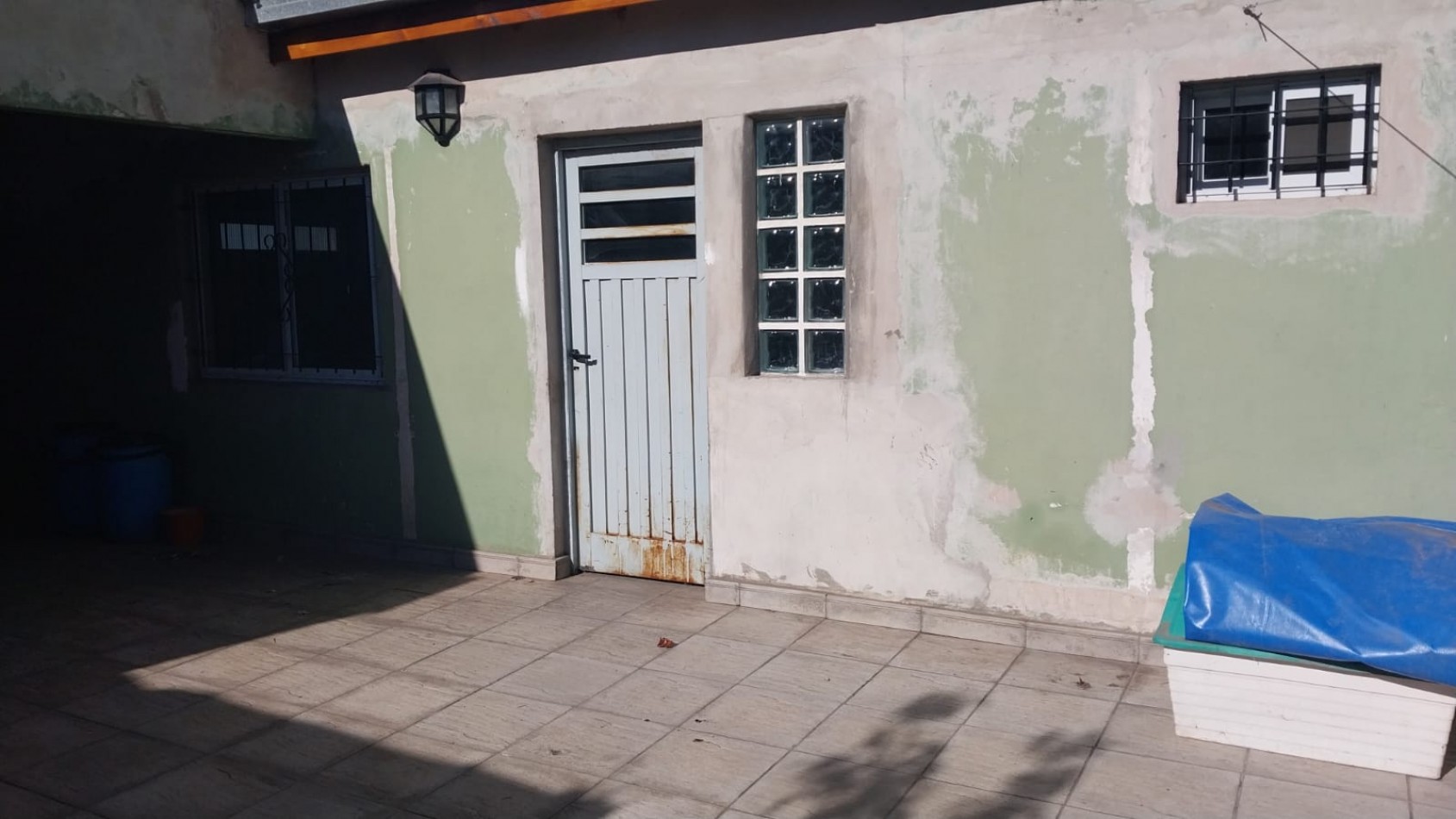 VENTA de hermosa casa ubicada en la periferia del casco urbano de La Plata.