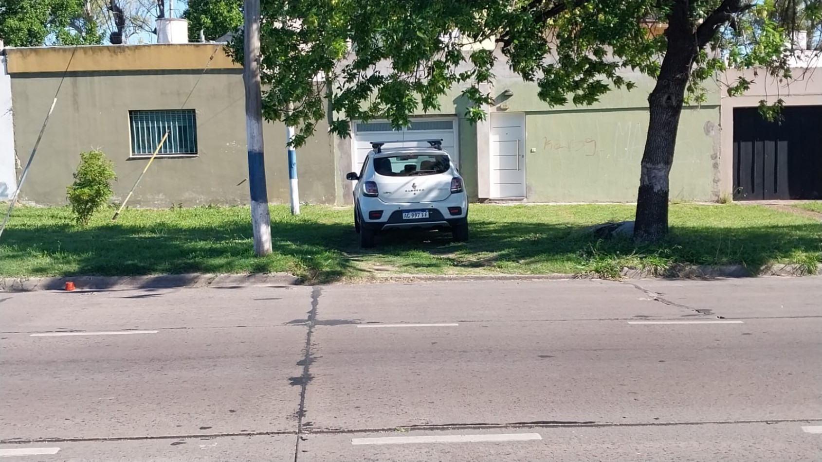 VENTA de hermosa casa ubicada en la periferia del casco urbano de La Plata. 