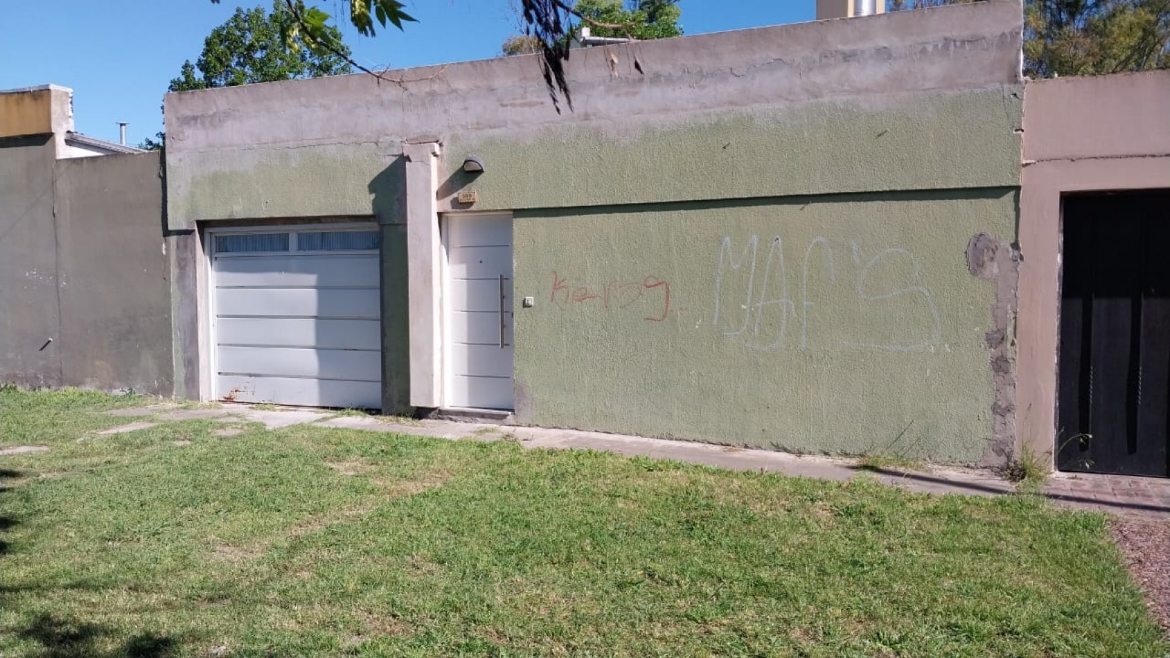 VENTA de hermosa casa ubicada en la periferia del casco urbano de La Plata.