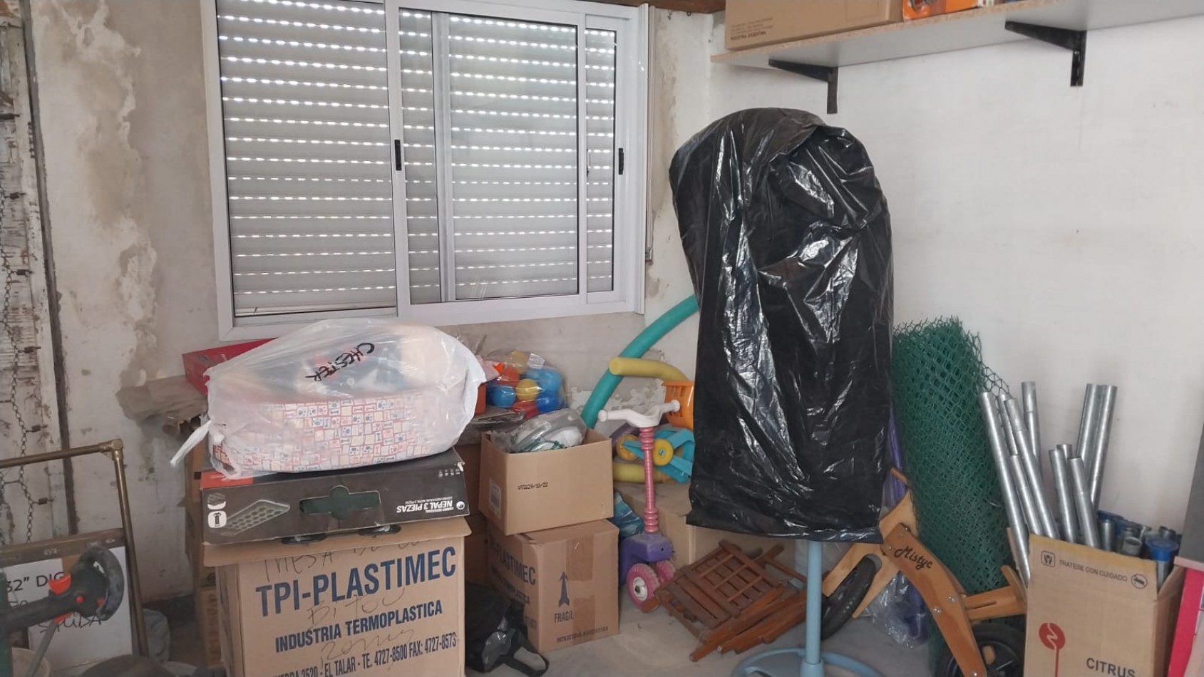 VENTA de hermosa casa ubicada en la periferia del casco urbano de La Plata.
