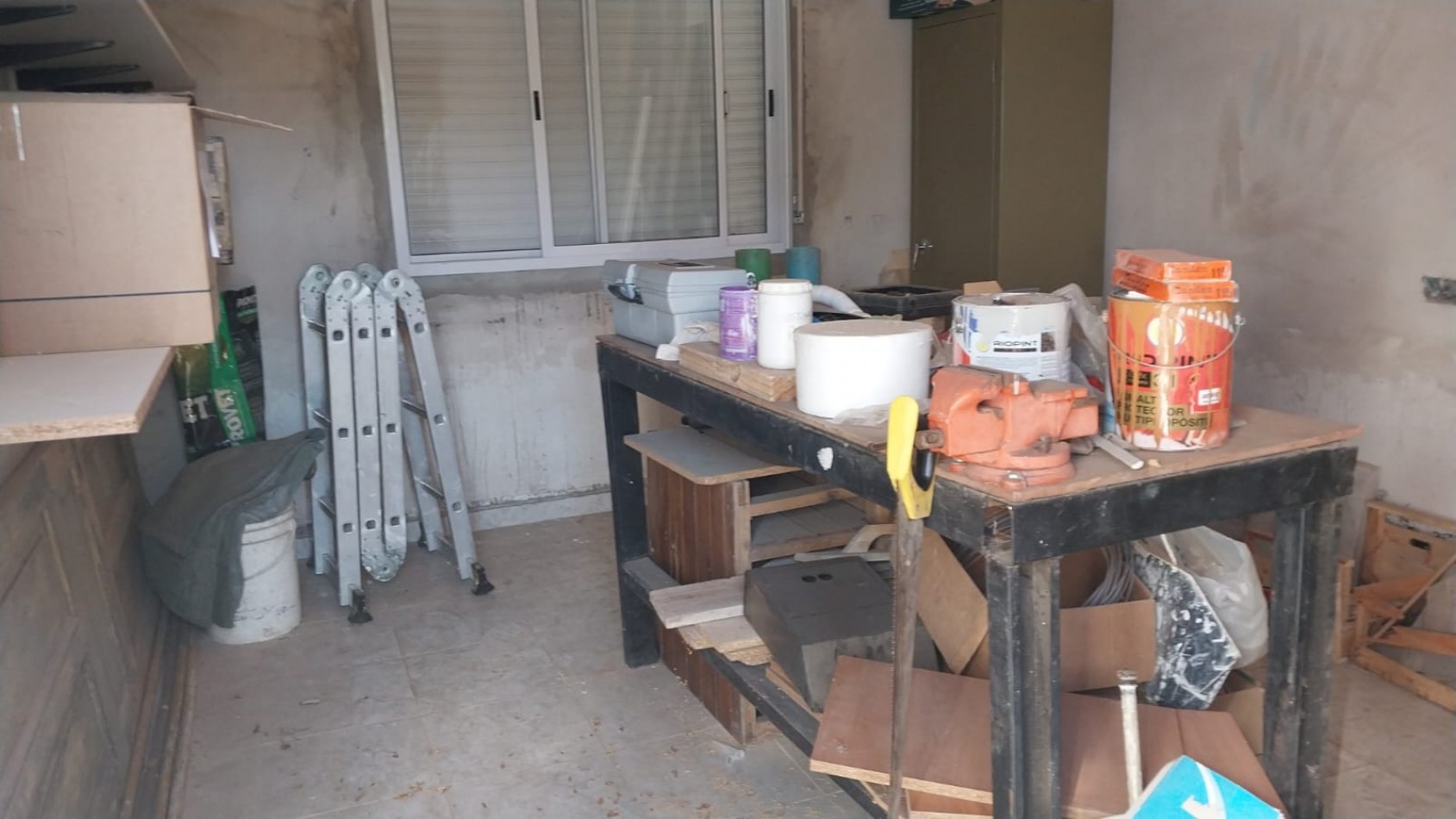 VENTA de hermosa casa ubicada en la periferia del casco urbano de La Plata.