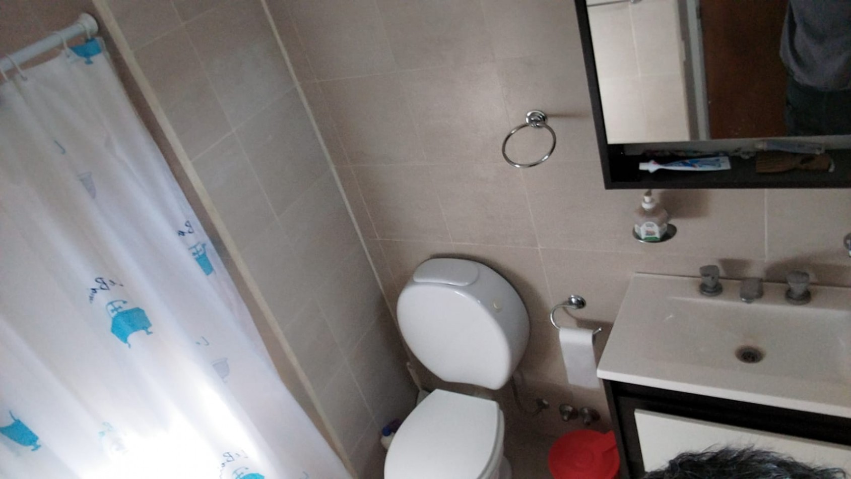 VENTA de hermosa casa ubicada en la periferia del casco urbano de La Plata.