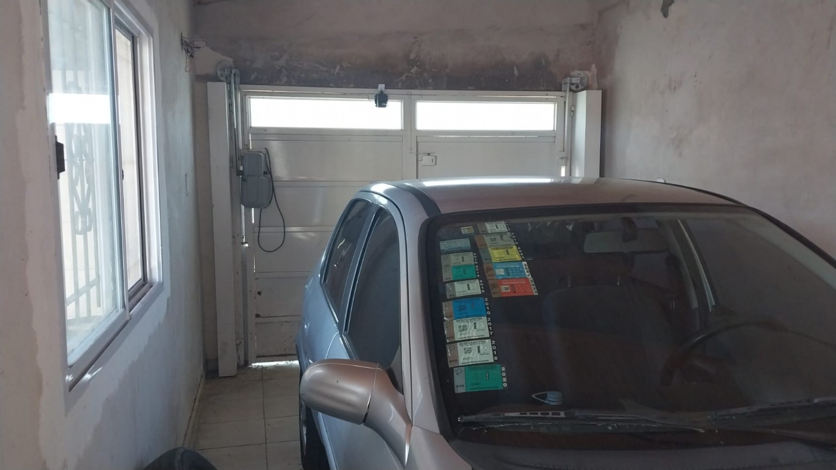 VENTA de hermosa casa ubicada en la periferia del casco urbano de La Plata.