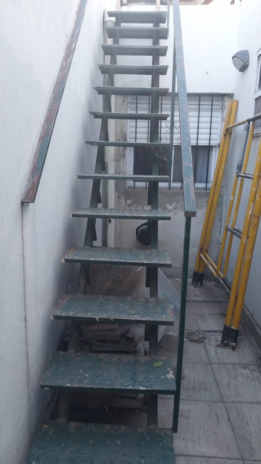 VENTA de hermosa casa ubicada en la periferia del casco urbano de La Plata.