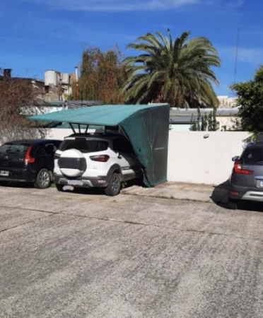 VENTA, de cochera semicubierta en el casco. 