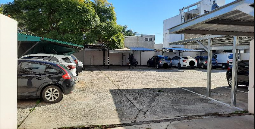 VENTA, de cochera semicubierta en el casco. 