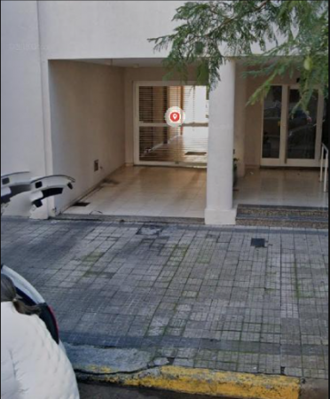 VENTA, de cochera semicubierta en el casco. 