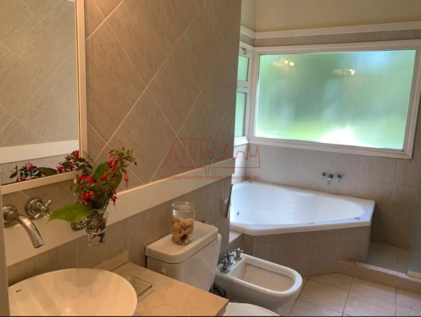 VENTA, Casa de 4 dormitorios tipo cabaña en CARILÓ.