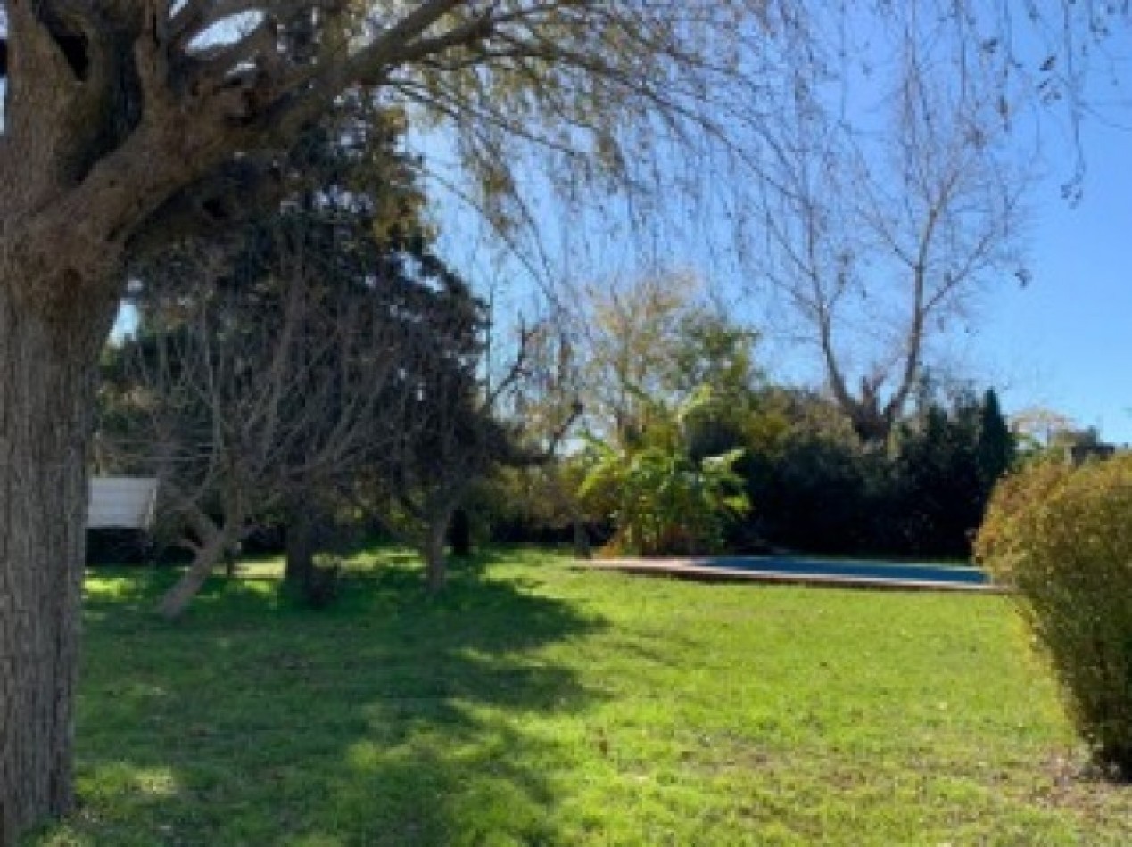 VENTA, de casa construida sobre una fraccion de cuatro lotes con pileta en Arturo Segui.