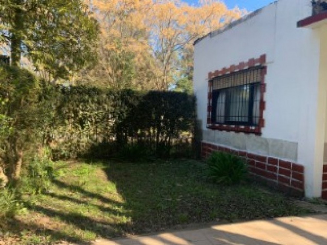 VENTA, de casa construida sobre una fraccion de cuatro lotes con pileta en Arturo Segui.