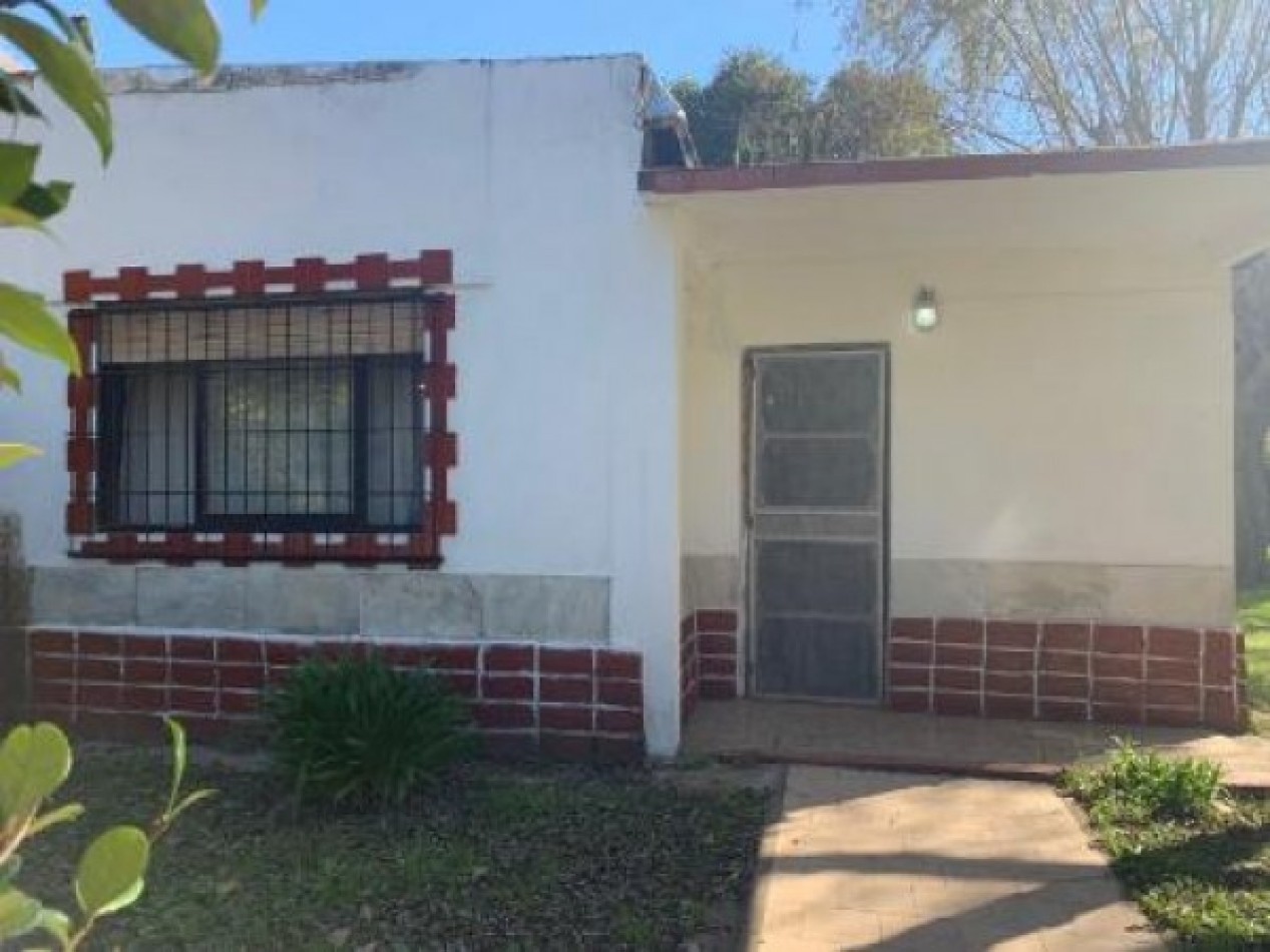 VENTA, de casa construida sobre una fraccion de cuatro lotes con pileta en Arturo Segui.