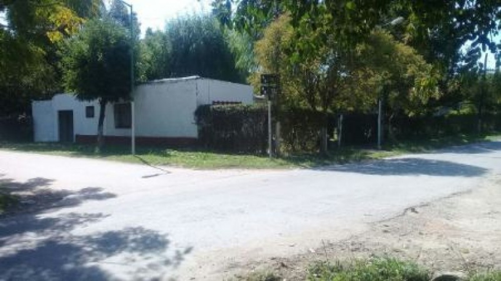 VENTA, de fraccion de cuatro lotes con casa y pileta en Arturo Segui.