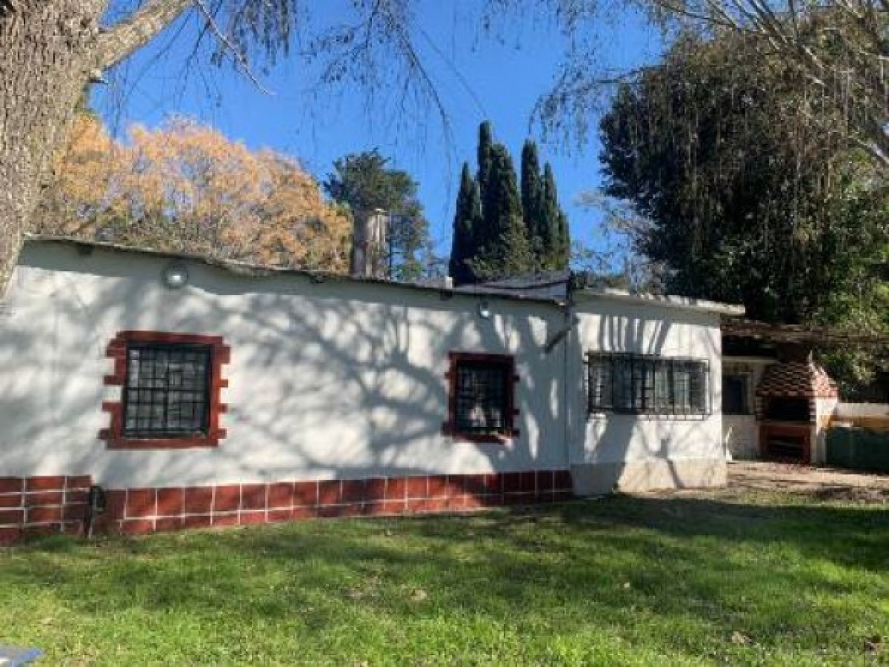 VENTA, de casa construida sobre una fraccion de cuatro lotes con pileta en Arturo Segui.