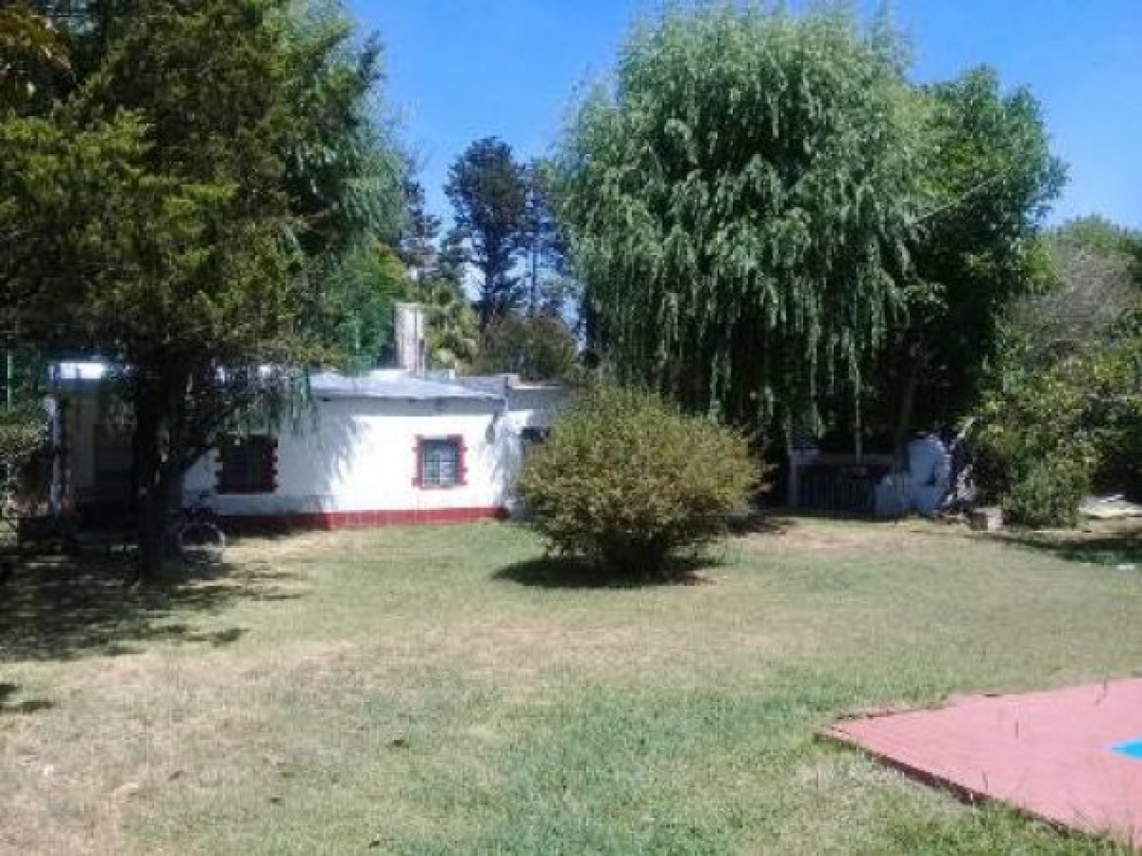 VENTA, de casa construida sobre una fraccion de cuatro lotes con pileta en Arturo Segui.